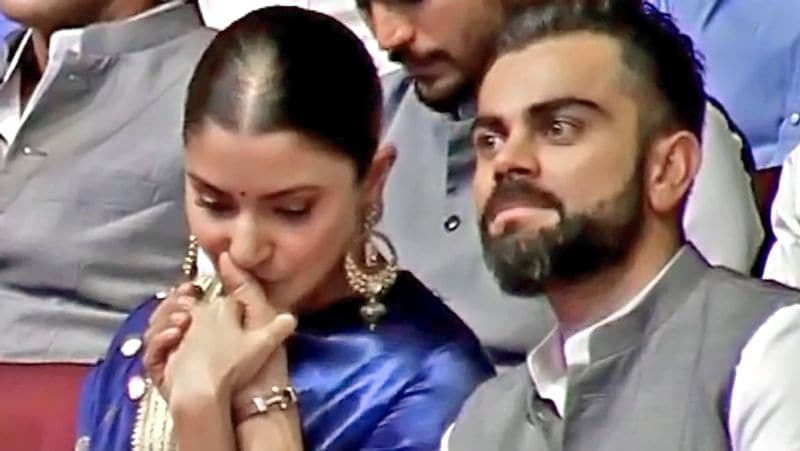 क्या है वीडियो में : दरअसल, डीडीसीए के अध्यक्ष रजत शर्मा ने स्टेडियम में मौजूद लोगों के साथ एक किस्सा शेयर किया। रजन ने कहा, ‘विराट के पिता के निधन के बाद अरुण जेटली उनके घर गए थे। उस वक्त विराट अंडर-19 टीम में थे और उन्हें एक मैच खेलना था। पिता के निधन के बाद उन्होंने उस मैच को पूरा किया। इस पर जेटली ने उनकी तारीफ करते हुए कहा था कि वो एक दिन खूब नाम कमाएंगे।