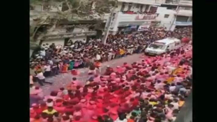 Devotees make way for ambulance during Ganesh immersion in Pune Devotees make way for ambulance during Ganesh immersion in Pune