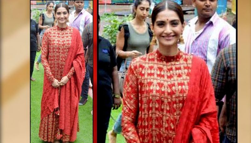 এথনিক পোশাক পরতে বেশ পছন্দ করেন সোনম। শাড়ি বা সালোয়ার সুটে যে তাকে বেশ ভালোই মানায় সেটা আর বলার অপেক্ষা রাখেনা।
