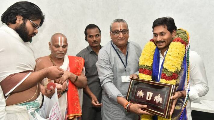 svbc chairman prudhvi raj met cm ys jagan at tadepalli svbc chairman prudhvi raj met cm ys jagan at tadepalli