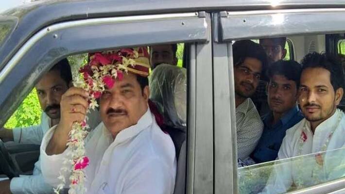 sp leader in disguise of rampur groom in support of azam khan dodging police sp leader in disguise of rampur groom in support of azam khan dodging police