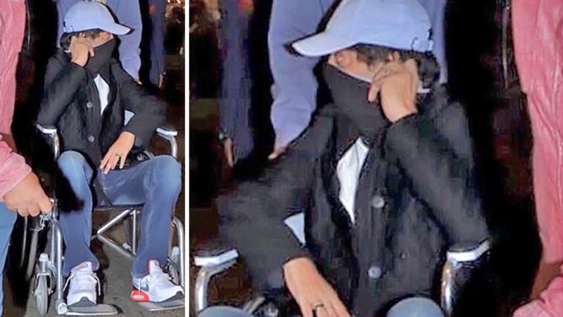 इरफान को व्हीलचेयर पर देख टेंशन में हैं फैन्स : इरफान खान को व्हीलचेयर पर देख उनके फैन्स काफी टेंशन में हैं। यहां तक कि फैन्स ने मीडिया द्वारा उनकी फोटो खींचने पर भी नाराजगी जाहिर की। सोशल मीडिया पर इरफान खान के एक वीडियो पर कमेंट करते हुए एक फैन ने लिखा- "मीडिया को इरफान के फोटो नहीं खींचने चाहिए, अगर वो अपनी हेल्थ को लेकर कम्फर्टेबल नहीं हैं। उन्हें कुछ तो प्राइवेसी दो।" वहीं एक और यूजर ने लिखा- ''कम कसे कम इंसानियत के लिए उस शख्स को अकेला छोड़ दो।''