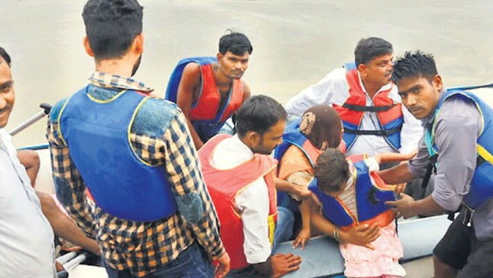 सोयतकलां की सभी सड़कों पर 15 से 17 फीट पानी भर गया। लोग एक जगह से दूसर जगह जाने के लिए नाव का उपयोग कर रहे हैं। जानकारी के मुताबिक नदी का बहाव इतना तेज था कि करीब 10 से ज्यादा गांवों की फसलों को पूरी तरह से बर्बाद हो गई हैं। किसानों की फसलों और व्यपारियों की दुकानों को मिलाकर करीब 25 करोड़ रुपए से ज्यादा का नुकसान बताया जा रहा है।