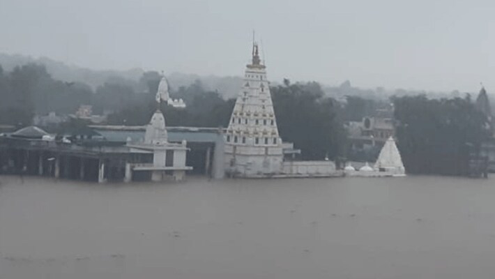 पूरे मालवा निमाड़ में मूसलाधार बारिश जारी है। यहां मंदसौर में भगवान पशुपतिनाथ पूरी तरह से डूब गया है। उज्जैन में रामघाट से लेकर कई मंदिर जलमग्न हैं। खंडवा में नर्मदा नदी खतरे के निशान से ऊपर होने की वजह से यहां का मोरटक्का पुल पिछले दिन से बंद है। नर्मदा के हालात ऐसे हैं कि बड़वाह में नर्मदा 164 मीटर पर बह रही है। मौसम विभाग ने मालवा-निमाड़ के धार, अलीराजपुर, देवास, बड़वानी जिलों में शनिवार को भारी बारिश का अलर्ट जारी किया है।