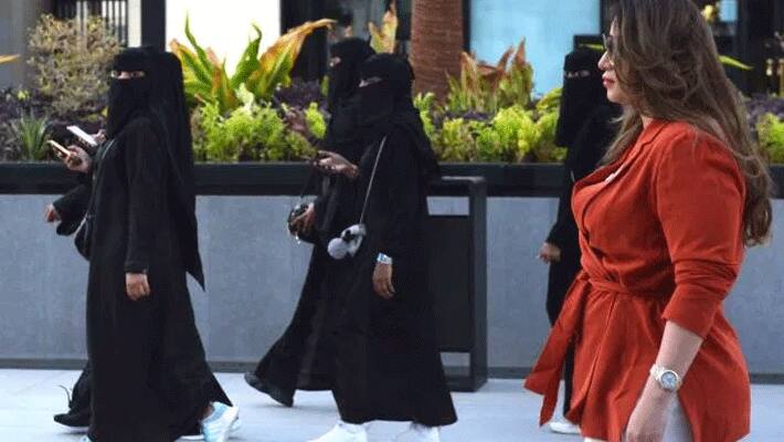 Saudi women stun shoppers by ditching traditional