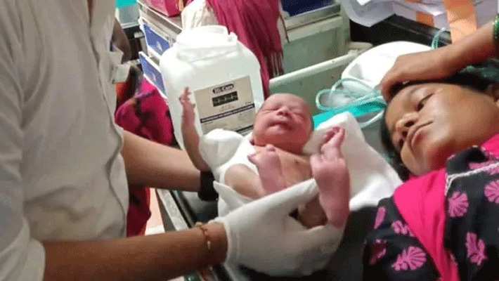 woman gave birth to child in mumbai local train and admitted both in hospital woman gave birth to child in mumbai local train and admitted both in hospital
