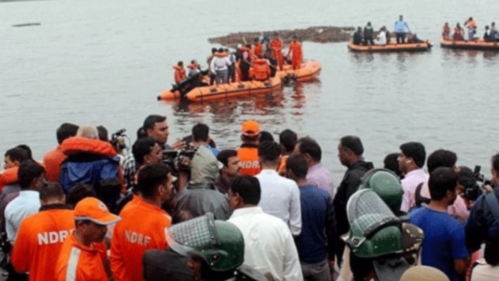 Godavari river... boat capsizes 30 people ki