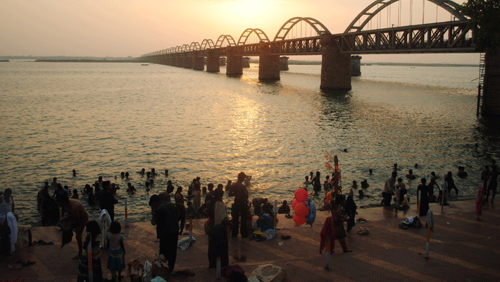 Godavari Reaches 9.5 Feet Level At Dowleswaram Barrage Godavari Reaches 9.5 Feet Level At Dowleswaram Barrage