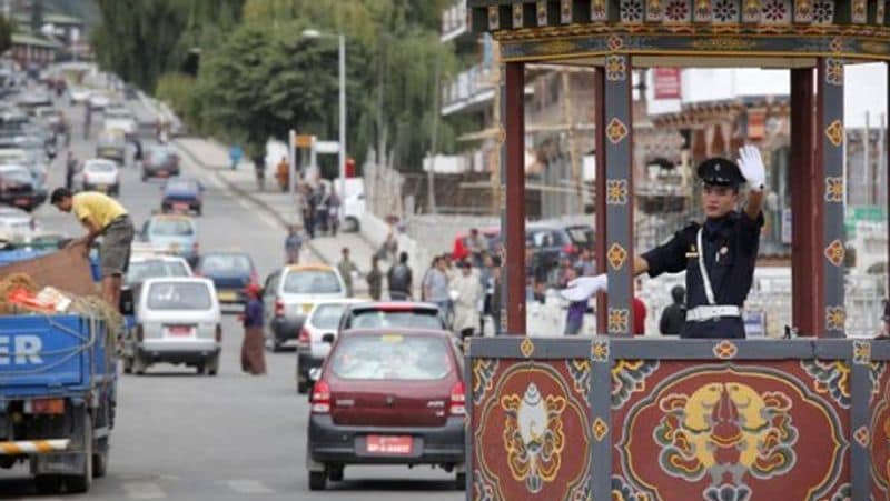 भूटान- यहां बिना ट्रैफिक सिग्नल्स के भी लोग काफी समझदारी से नियमों का पालन करते हैं। अगर सड़क पर ट्रैफिक पुलिस नहीं है, तो भी लोग नियमों का पालन करते हैं।