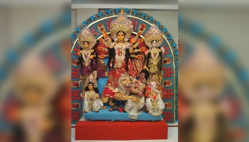 শাক্ত মতে সমস্ত আচার অনুষ্ঠান মেনে আজো পুজো হয় ঘটক পরিবারে। এখনো দুই শতাব্দীর প্রাচীন নিয়ম মেনে পুজোর তিন দিনই বলি হয় মহামায়ার সামনে। এবং নিজের হাতে সেই বলিদান দেন পরিবারেরই কোনো সদস্য। শুধু তাই নয় এই ঘটক পরিবারের পুজোয় অন্যতম বৈশিষ্ট্য হলো মা দুর্গার বামে থাকেন গণেশ আর কার্তিক এর অবস্থান কলা বউ এর পাশে মায়ের ডান দিকে।