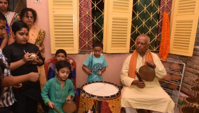 এদের পরিবার বাংলাদেশের বিঝারিতে সংস্কৃত পণ্ডিত পরিবার হিসাবে পরিচিত ছিলেন। পরে এঁরা ঘটক উপাধি পান। এই পরিবারের পূর্বপুরুষ বিধুভূষণ ঘটক ছিলেন মা সারদার প্রত্যক্ষ শিষ্য। এনার ডাকে সাড়া দিয়ে গ্রামের বাড়িতে গিয়েছিলেন মা সারদা। উদ্বোধন প্রকাশিত মা সারদার শিষ্যের তালিকায় এনার নাম রয়েছে। বিধূভূষণ স্বাধীনতা সংগ্রামে অংশ নিয়েছিলেন এমন জানা যায়। ১৯৪২ এর ভারত ছাড়ো আন্দোলনেও অংশ নিয়েছিলেন। ১৯৪৭ সালে এরা চলে আসেন কলিকাতায় ।