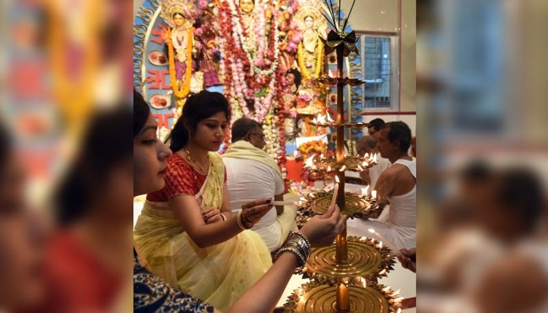 গত ৭০ বছর ধরে এপার বাঙলায় চলে আসছে এই পারিবারিক পুজো। এখনো পরিবারের যাদবপুরের রামগড়ের ঠাকুরদালানে আড়ম্বরের সঙ্গে পুজো হয়ে আসছে। বর্তমান প্রজন্মের পুজোর অন্যতম আয়োজক প্রসেনজিৎ ঘটক জানালেন পুজোর ক'দিন দূর দূর থেকে এমন কি দেশের বিভিন্ন শহর ও বিদেশ থেকেও পরিবারের সদস্যরা এসে হাজির হন রামগড়ের বাড়িতে। সকলেই মেতে ওঠেন আনন্দময়ীর উৎসবে। সকলের মিলিত প্রচেষ্টায় আজও পুজো আয়োজনে অর্থের অভাব ঘটে নি কখনো।