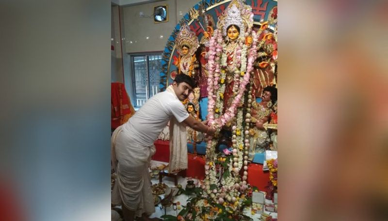 শুধু পূজাই নয় এই কটা দিন অতিথি অভ্যাগত ভিড়ে গমগম করে বাড়ি। যারাই প্রতিমা দর্শনে আসেন সকলেই ভোগ পান। প্রতিদিন দুবেলা দুই থেকে আড়াইশ জনের ভোগ রান্না হয় এ বাড়িতে। মা দুর্গা কে উৎসর্গ করা হয় আমিষ ভোগ। তিন দিনেই মায়ের মাছের পদ অপরিহার্য। এমনই নানা বিশেষত্বে অভিনবত্ব অর্জন করেছে ঘটক বাড়ির পুজো। প্রসেনজিৎ জানান আমরা পরিবারের আড়াইশ বছরের ঐতিহ্য ধরে রাখতে দৃঢ়প্রতিজ্ঞ।