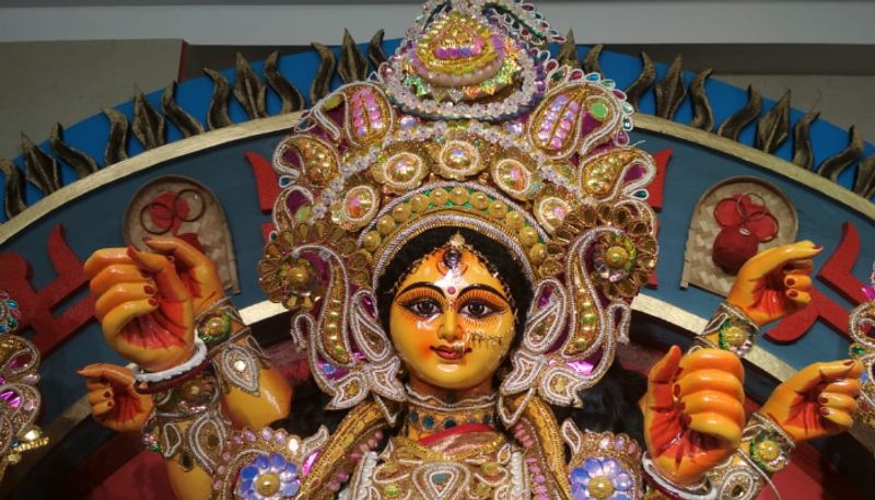 এক কালে এই পুজো শুরু করেছিলেন বর্তমান প্রজন্মের প্রপিতামহের প্রপিতামহ। তিনিও পুজো সংগঠিত করেছেন। সে সময়কার তালপাতার পুঁথি ও ভুর্জ পত্র এবং তাল পাতাতেই লেখা চন্ডী আজো যত্নে রক্ষিত হয়ে আছে এই বাড়িতে। এই পুজোর কূল পুরোহিত বংশ পরম্পরায় মেদিনীপুরের নিকুশিনীর ভট্টাচার্য পরিবার করে আসছেন| পুজোর ক'দিন বাড়ির যাবতীয় ভোগ রান্না করে আসছেন পরিবারের মেয়ে ও বউরাও।