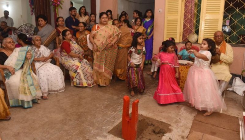 বছর বছর একই শিল্পী পরিবারের সদস্যরা গড়ে আসছেন একচালা প্রতিমা। মেদিনীপুরের নিকুশিনী থেকে বংশানুক্রমিকভাবে পুরোহিত আসছেন| এবার পুজোয় তন্ত্র মতে শাক্ত আরাধনায় ঘটক বাড়ির পুজোর বৈশিষ্ট্য সেই ঐতিহ্য আজও বজায় রাখার নিরলস প্রচেষ্টা চালিয়ে যাচ্ছেন পরিবারের সদস্যরা। কলকাতার পারিবারিক পুজোর ঐতিহ্যে ঘটক পরিবারের পুজো উল্লেখযোগ্য স্থান করে নিয়েছে।