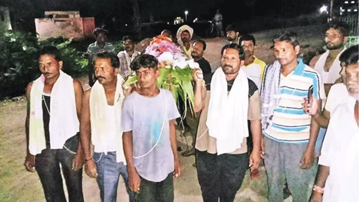 three muslim brothers funeral brahmin uncle as per hindu cultur in ahmedabad three muslim brothers funeral brahmin uncle as per hindu cultur in ahmedabad