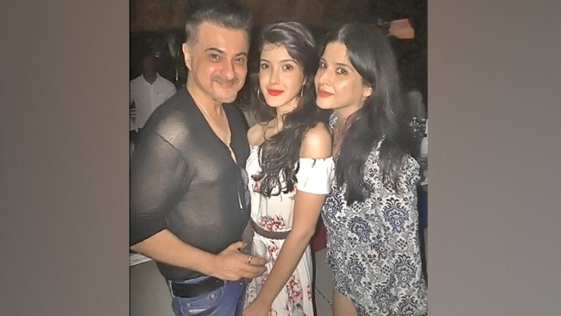 <p>বলিউডে এবার ডেবিউ করতে চলেছেন সান্যায়া কাপুর। করণ জোহারের হাতেই হবে অভিষেক। </p>