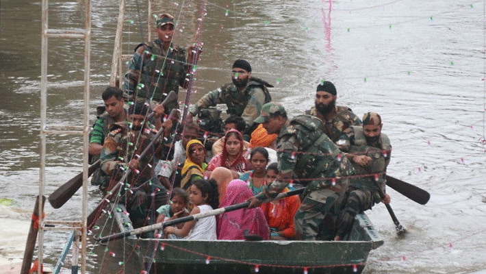इस भीषण बारिश की वजह से राज्य में करीब 100 करोड़ का नुकसान बताया जा रहा है। कई लोगों के घर पूरी तरह से बेकार हो चुके हैं। जबकि कई की पानी में डूबने से मौत भी हो गई। अब हालत इतने बिगड़ चुके हैं कि मोर्चा संभालने के लिए सेना को बुलाना पड़ा है। वहीं कई दिनों से एनडीआरएफ की टीमे राहत व बचाव कार्य में लगी हैं।
