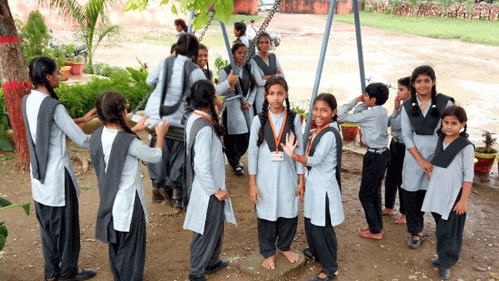 चित्तौड़गढ़ में हालत ऐसे बन गए हैं कि करीब 400 स्कूली बच्चे और 50 टीचर पिछले दो दिन से स्कूल में अटके हुए हैं। वह अपने घर नहीं जा पा रहे हैं। शानिवार को हुई बारिश की वजह से प्रशासन ने राणाप्रताप सागर बांध के 17 गेट खोल दिए थे। जिसकी के कारण हालात बिगड़ गए और रावतभाटा और भैंसरोडगढ़ को जोड़ने वाली पुलिया पर पानी भर गया। इसी तरह बच्चों के घर जाने का रास्ता भी बंद हो गया।