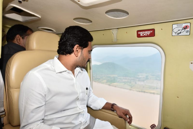 గోదావరి నదిని పరిశీలిస్తున్న జగన్