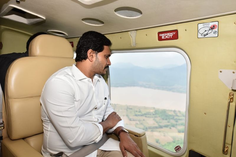 ప్రమాద ప్రాంతాన్ని పరిశీలిస్తున్న జగన్