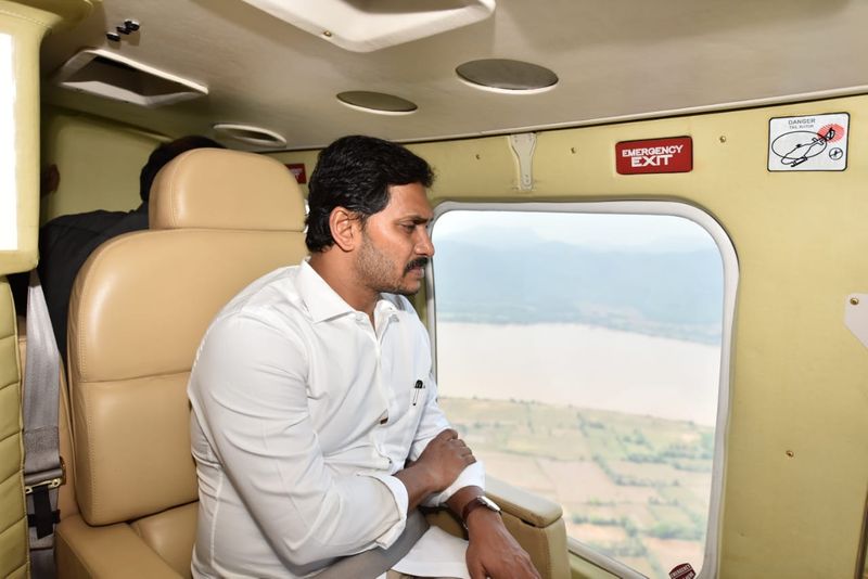 గొదావరి నది ప్రవాహ ఉదృతిని పరిశీలిస్తున్న ముఖ్యమంత్రి