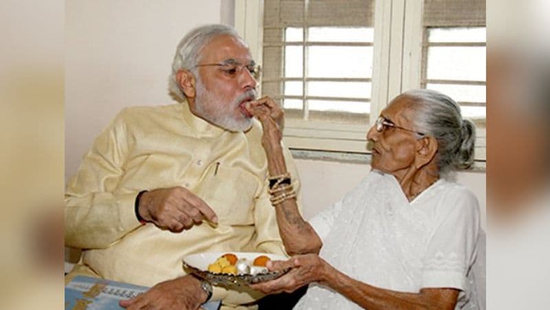 नरेंद्र मोदी प्योर वेजीटेरियन हैं। खाने में आमतौर पर वे फ्रूट्स और वेजीटेबल्स के साथ सादा गुजराती या साउथ इंडियन खाना पसंद करते हैं। इससे हेवीनेस और थकान नहीं लगती।
