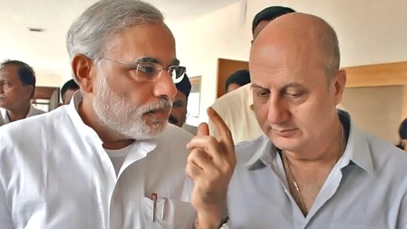 বিভিন্ন সোশ্যাল ইস্যু নিয়ে এখন প্রায়শই সরব হন অনুপম খের। মোদী-র সঙ্গে দেখা হওয়ার একপ্রকার শলাপরামর্শ সেরে নিলেন অভিনেতা।