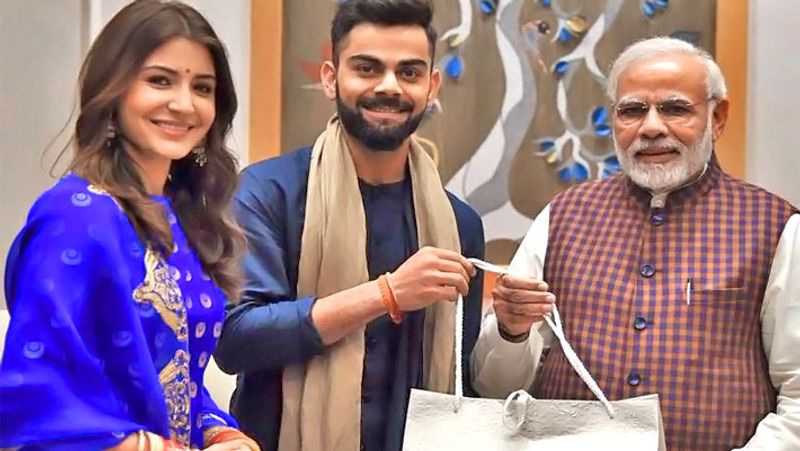 বিরাট অনুষ্কার বিয়েতে তো বিশেষ আমন্ত্রণ ছিলই। সঙ্গে এই দম্পতি মোদীজির সঙ্গে ব্যক্তিগতভাবে দেখা করে এসেছিলেন কিছু দিন আগেই। সেই মুহুর্তই ক্যামেরা বন্দি হওয়ায় ছবিটি শেয়ার করেন খোদ মোদী।