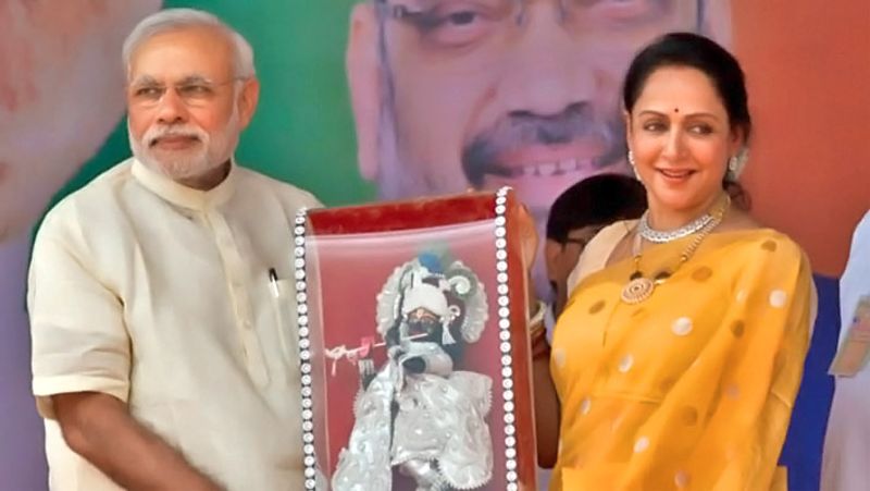 হেমা মালিনি মোদীজি-কে বিশেষ উপহার দিয়েছিলেন। একটি কৃষ্ণমূর্তি। সেই ছবিও ছড়িয়ে পড়েছিল নেট দুনিয়ায়।