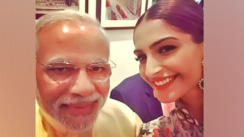বলিউড অভিনেত্রী সোনাম কাপুরের সঙ্গে সেলফি নরেন্দ্র মোদীর। বলিউডের এই স্টারের সঙ্গে দিব্যি পোজ দিয়ে ছবি তুলেছিলেন প্রধানমন্ত্রী, ছবিটি সোনাম নিজের পেজে শেয়ার করেছিলেন।