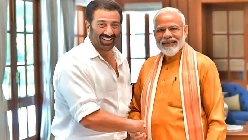 অভিনেতা সানি দেওয়লের সঙ্গে পোজ দিয়ে ছবি তুলেছিলেন মোদী। বর্তমানে বলিউডের বেশ কয়েকটি প্রজেক্ট নিয়ে ব্যস্ত অভিনেতাও শেয়ার করেছিলেন এই ছবি।