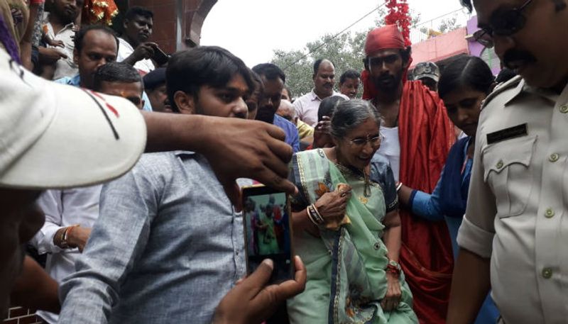 কড়া নিরাপত্তার মধ্যে দিয়ে মন্দিরে আসেন প্রধানমন্ত্রীর স্ত্রী। পুজো দেওয়ার জন্য মন্দিরের বাইরে একটি দোকান থেকে ২০১ টাকার পুজোর ডালা কেনেন তিনি।
