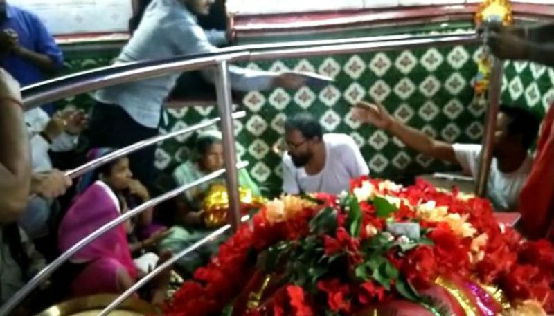 শুভঙ্কর দেওঘরিয়া ও বিল্টু মুখোপাধ্যায় নামে দুই পুরোহিতের কাছে মা কল্যাণেশ্বরীর পুজো দেন তিনি। দক্ষিণা হিসেবে দেন ১০১ টাকা। পুরোহিতরা জানান, জগতের মঙ্গল কামনায় পুজো দিয়েছেন যশোদা বেন।