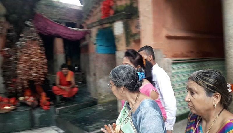মা কল্যাাণেশ্বরীর পুজো দিয়ে শিব মন্দিরে যান প্রধানমন্ত্রীর স্ত্রী। সেখানে শিব লিঙ্গে জল ঢালেন যশোদা বেন।