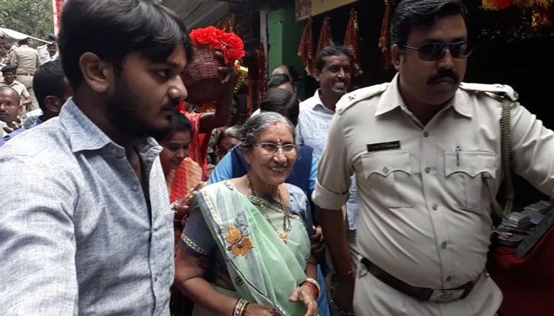 আগাগোড়াই তাঁর মুখে হাসি লেগেছিল। যশোদা বেনকে এসেছেন খবর ছড়িয়ে পড়তেই মন্দির চত্বরে ভিড় জমে যায়।
