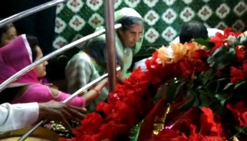 রবিবার সকালে হাওড়া থেকে ট্রেনে ধানবাদ পৌঁছন যশোদা বেন। সেখানে অখিল ভারতীয় সাহু বৈশ্য মহাসভার অনুষ্ঠানে প্রধান অতিথি হিসেবে যোগ দেন তিনি। সেখানে বক্তব্য রাখতে গিয়ে শিশু শিক্ষার উপরে জোর দেন তিনি।