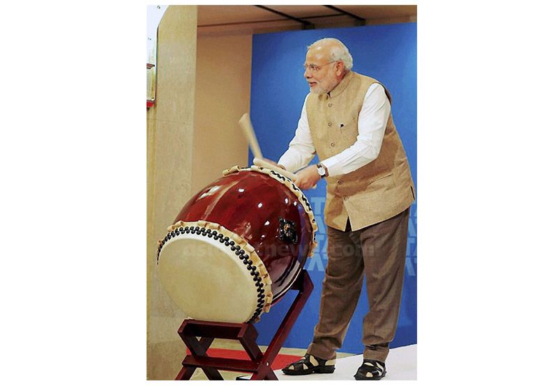 জাপান সফরে গিয়ে ড্রাম বাজাচ্ছেন মোদী