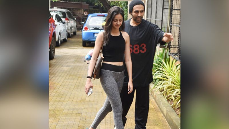 इससे पहले कार्तिक को सारा के साथ देखा जाता था। दरअसल, सारा और कार्तिक की जोड़ी इम्तियाज अली की फिल्म 'लव आज कल 2' में एक साथ देखने के लिए मिलेगी। इसकी शूटिंग के दौरान दोनों को कई बार एक साथ घूमते देखा गया था।