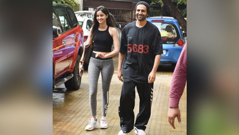 फिल्म 'लव आज कल 2' के बाद कार्तिक ने अनन्या पांडे के साथ फिल्म 'पति पत्नी और वो' साइन की। इसकी शूटिंग के दौरान से वो चंकी पांडे की बेटी के साथ देखे जाने लगे, जिसके बाद कई बार तो सोशल मीडिया यूजर्स ने सारा को लेकर सवाल भी उठाए कि वो कहां हैं, जो इनके साथ घूम रहे हैं।