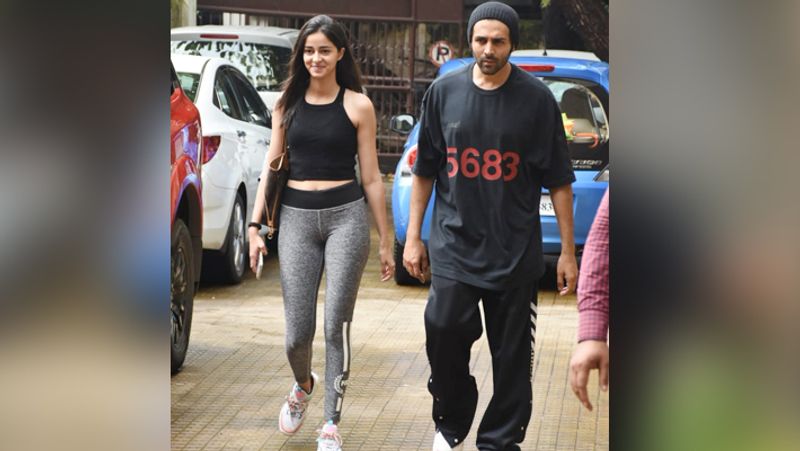 बहरहाल, सारा अली खान ने सुशांत सिंह राजपूत के साथ फिल्म 'केदारनाथ' से बॉलीवुड में डेब्यू किया था। इसके बाद वे रणवीर सिंह के साथ मूवी 'सिंबा' में नजर आई थीं। वहीं, अनन्या पांडे ने करण जौहर के धर्मा प्रोडक्शन के बैनर तले बनी फिल्म 'स्टूडेंट ऑफ द ईयर 2' से सिनेमा जगत में एंट्री की थी।