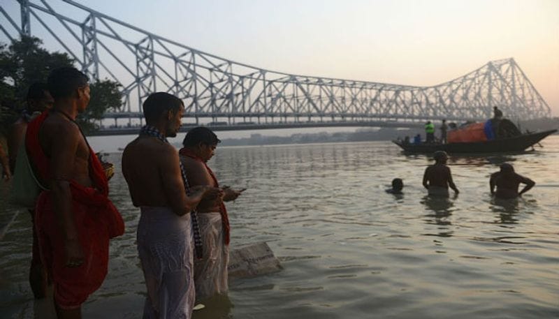 মহালয়ার দিন ভোরে ওঠা। মহালয়ার এক আলাদাই মহিমা রয়েছে। মহালয়া অর্থাৎ দেবীপক্ষের সূচনা। আর এই দেবীর আগমণকেই স্বাগত জানাতে বাঙালিদের কাকভোরে ওঠার রীতি চলে আসছে যুগ যুগ ধরে। ভোর ৪ টের সময় উঠে স্নান সেরে ঘর পরিষ্কার করে বীরেন্দ্রকৃষ্ণ ভদ্রের মহালয়া শোনার জন্য প্রস্তুত হয়। সেই মহালয়া নিয়ে এক অন্য জগতে নিয়ে যায় তাদের।