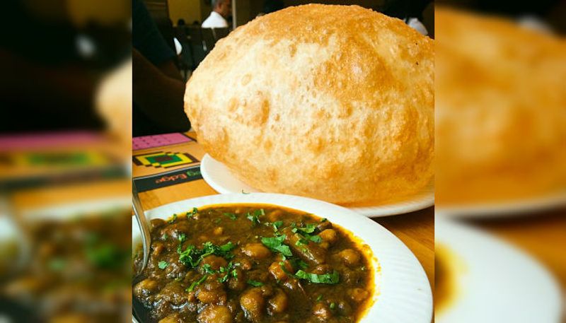 ষষ্ঠী পুজোর নিরামিষ ভোজন ষষ্ঠী পুজো দেওয়ার কারণে এদিনেও খিচুড়ি ভোগ বা নিরামিষ ভোজন করা হয় অনেক বাড়িতে।