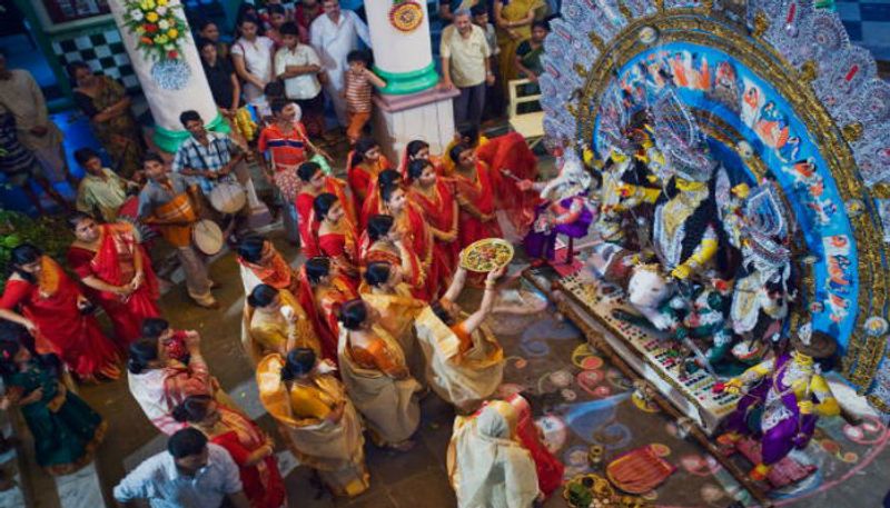 মনে করা হয় যে অষ্টমী পুজোই হল মা দুর্গার আসল পুজো। তাই অষ্টমীর সকাল থেকেই মায়ের পুজো দেওয়ার জন্য নির্জলা উপবাস করেন অনেকেই।