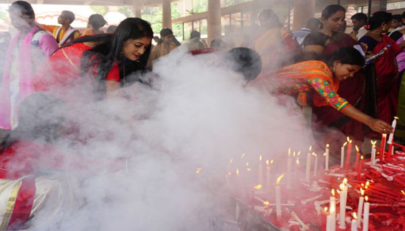 অষ্টমীর অঞ্জলি- দুর্গা পুজোর একটি বিশেষ অংশ হল দুর্গা পুজোর অঞ্জলি। এদিন সকালেই স্নান সেরে নতুন শাড়ি জামা পরে মা দুর্গার পায়ে অঞ্জলি দেন সকলে।