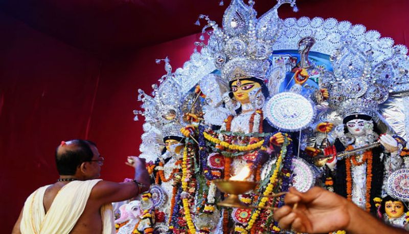 সন্ধি পূজা- সন্ধি পূজা মানেই সকলের মনে আসতে থাকে মায়ের ফিরে যাওয়ার আশঙ্কা। সন্ধি পূজা অর্থাৎ অষ্টমী পুজো শেষ হয়ে নবমীতে পদার্পণ। রাত জেগে সন্ধি পূজা দেখার আগ্রহও কম নেই মানুষের মধ্যে।