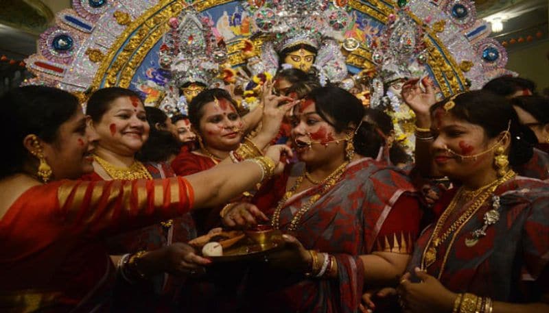 সিঁদুর খেলা- দশমীর দিন সিঁদুর খেলার বরাবরই রীতি রয়েছে বাঙালিদের মধ্যে। দশমীতে মা দুর্গাকে সিঁদুরে রাঙানোর সঙ্গে সঙ্গেই চলে রমনিদের মধ্যে সিঁদুর খেলা।