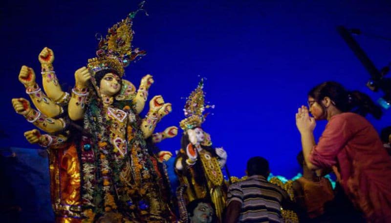 বিজয়ার প্রণাম- এটি আর এক বাঙালি রীতি। বিজয়া দশমীতে মায়ের ভাসানের পরেই বাড়ি ফিরে বড়দের প্রনাম করার রীতি রয়েছে প্রত্যেক বাঙালি পরিবারেই। ঐ দিন বড়দের প্রণাম করে তাদের থেকে আশীর্বাদ নেন সকলেই।