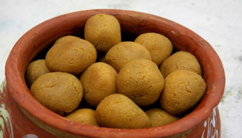 <p><br />
</p>
<p>ওয়ার্কআউট করলেই হল না তার কিছু নিয়মও মানা দরকার। ডায়েটিশিয়ানদের মতে ওয়ার্কআউটের আগে কখনও চিনিযুক্ত খাবার খাওয়া উচিত নয়। এতে প্রচুর পরিমাণে ফ্যাট থাকে, যা থেকে শরীরে মেদ জমে। ওয়ার্কআউটের আগেই ভুল করেও কোনও মিষ্টি জাতীয় খাবার না খাবার পরামর্শ দেন বিশেষজ্ঞরা।</p>