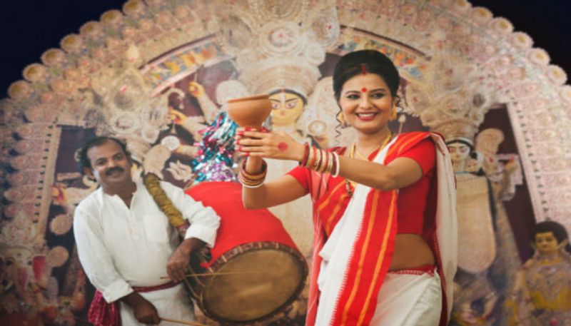 ভাসান নাচ- ভাসান নাচে সবার থেকেই এগিয়ে বাঙালি। মা দুর্গার বিসর্জনে মন ভারাক্রান্ত হলেও তা চোখের জলে না কাটিয়ে হাসি মুখে বিদায় জানায় মাকে।